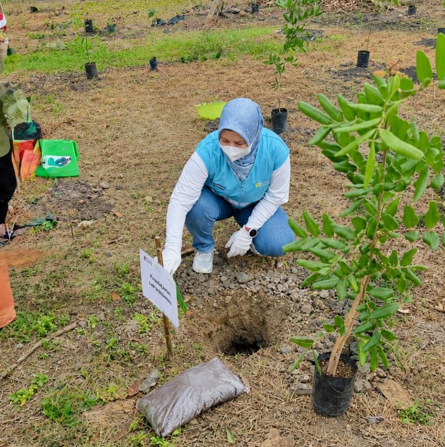 Kegiatan kerja bakti bersih lingkungan pegawai UBP Keramasan